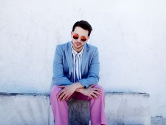 TRAVIS BRETZER ANNOUNCES DEBUT ALBUM AND SHARES 'PROMISES' SINGLE