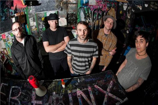 FAT WRECK'S LEGENDARY PUNKS SWINGIN' UTTERS share lyric video // announce European dates 