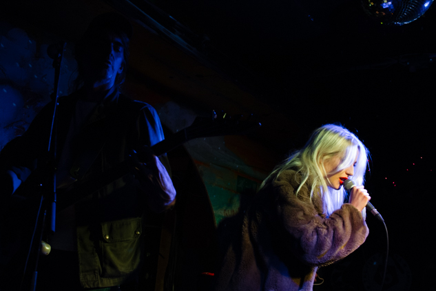 LIVE REVIEW: DU BLONDE - The Shacklewell Arms, London 21st July 2015 86 “A Tight Squeeze”