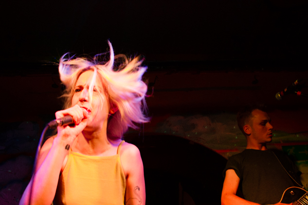 LIVE REVIEW: DU BLONDE - The Shacklewell Arms, London 21st July 2015 87 “An Animated Performance”