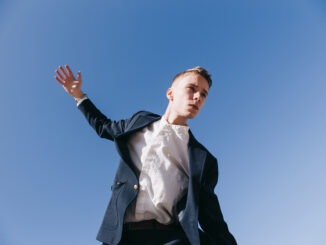 TRACK PREMIERE: Nicky William - Pathetic F**k