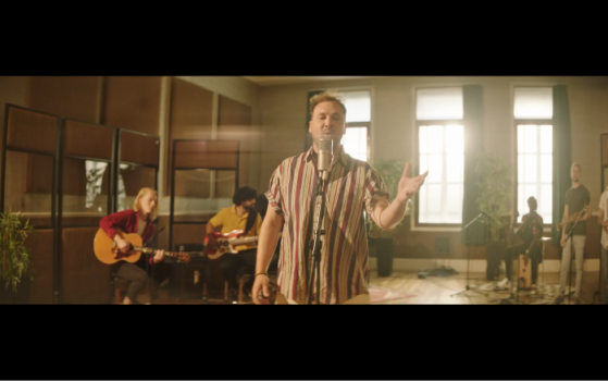 SAMUEL JACK shares a new live version of his viral hit ‘Feels Like Summer’ 