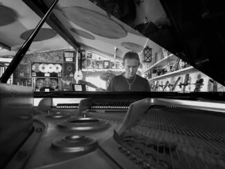 TRACK PREMIERE: Steve Cradock - Lapsis Lazuli